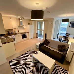 Train Station Luxury Sleeps 6 With Parking Apartment